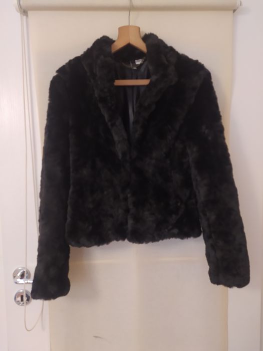 Czarna futerkowa kurtka H&M