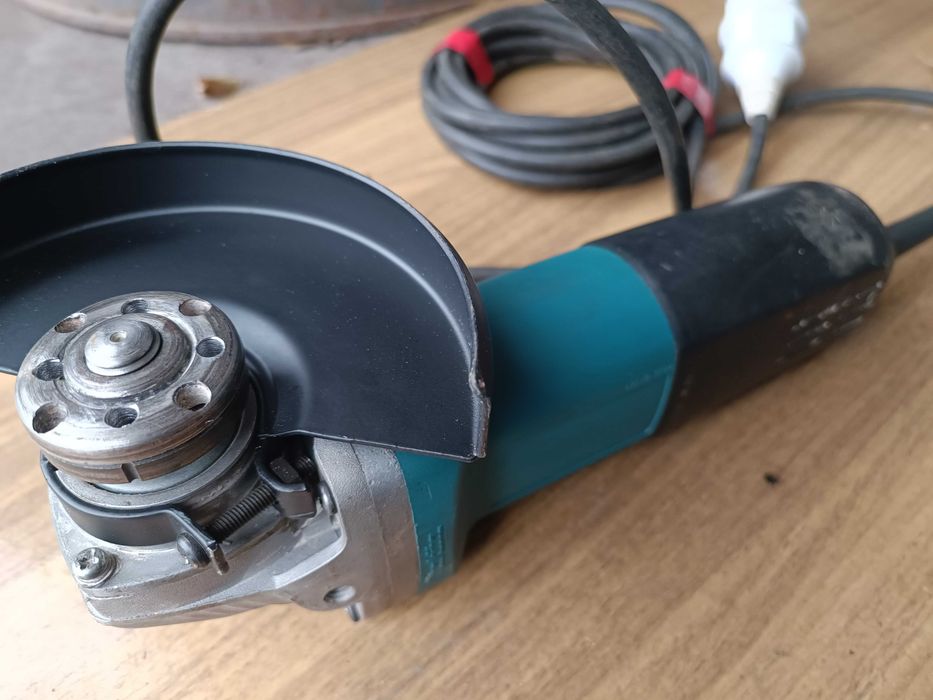 Болгарка (угловая шлифмашина) Makita 9558NB