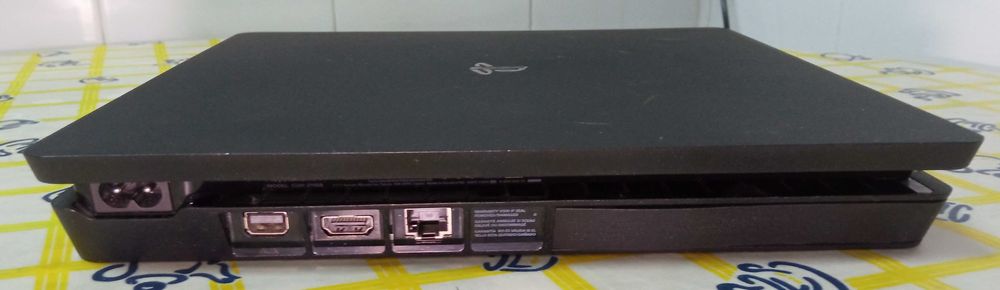 PlayStation 4 Slim (Série CUH-2100)