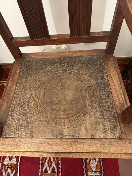 2 Cadeiroes julga-se terem pertencido aos escritorios da Brasileira