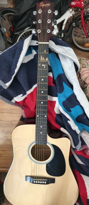 Guitarra semi acustica Squier Fender