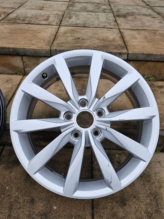 Felga 17cali 5x112 6j et48 oryginal Vw Golf 5G0