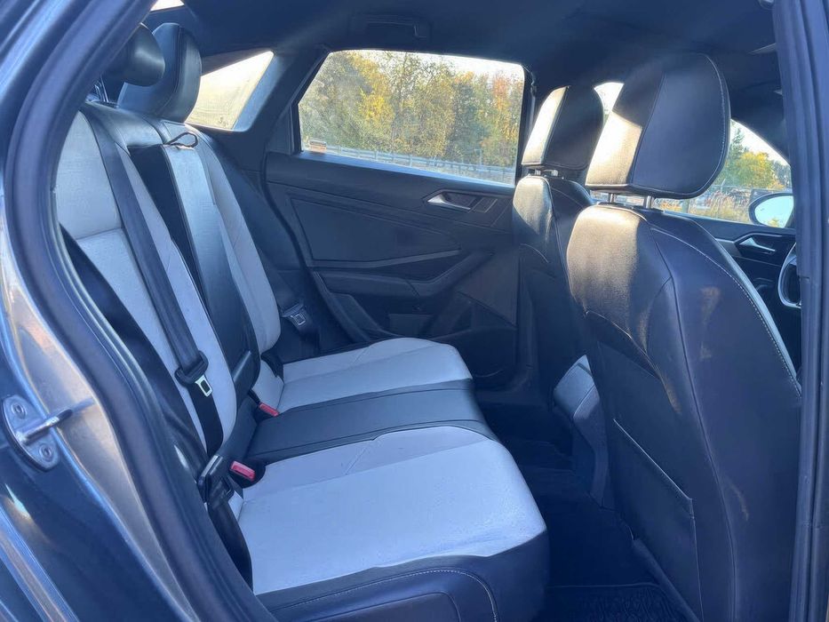 Volkswagen Jetta R-Line      2019