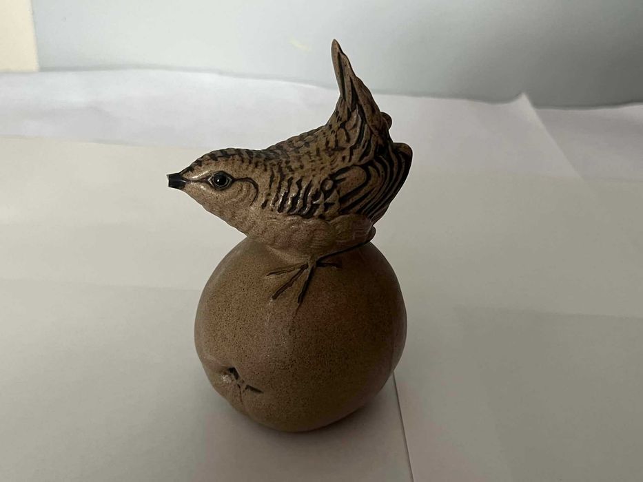Ptak strzyżyk na jabłku figurka ceramiczna