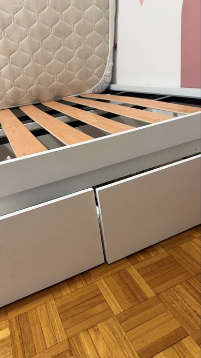 Cama branca com 4 gavetas