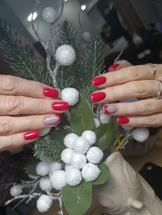 "Вишуканий манікюр та педикюр від професіонала"