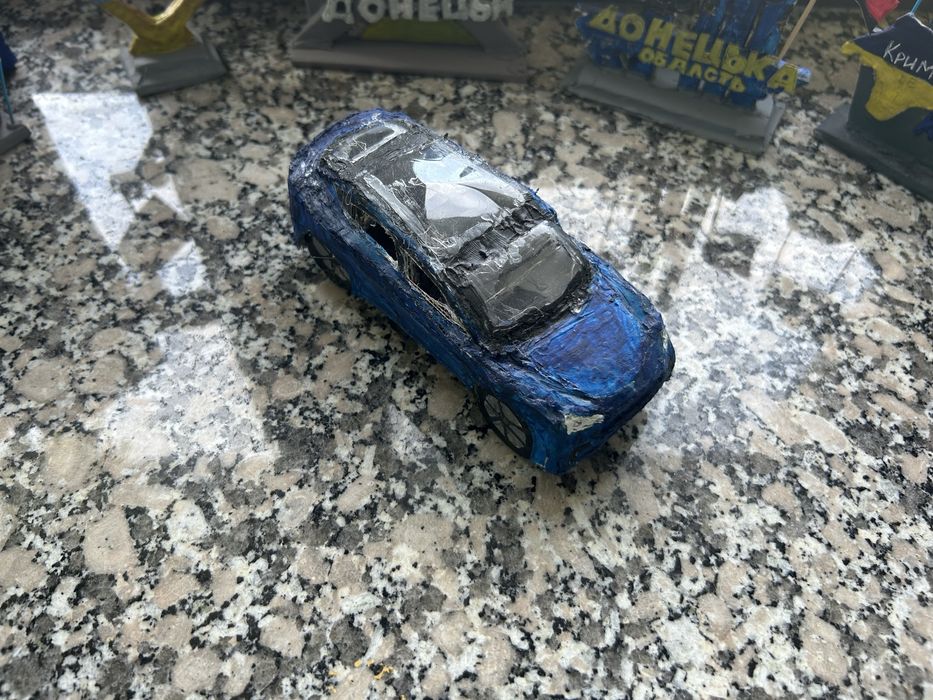 Тесла model y з картону