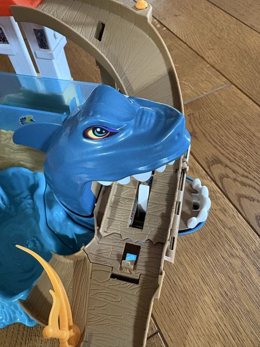 Набір Hot Wheels з акулою