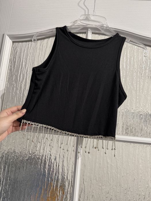 Czarny crop top z ozdobnymi frędzlami