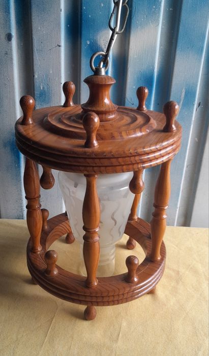 Candeeiro de teto em madeira