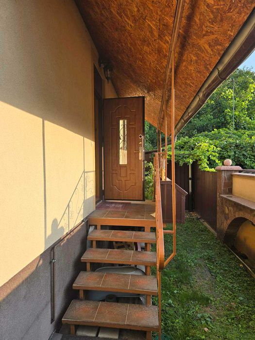 Здаю в крайовничомму місці  пів будинку Метро Славутич, Київ