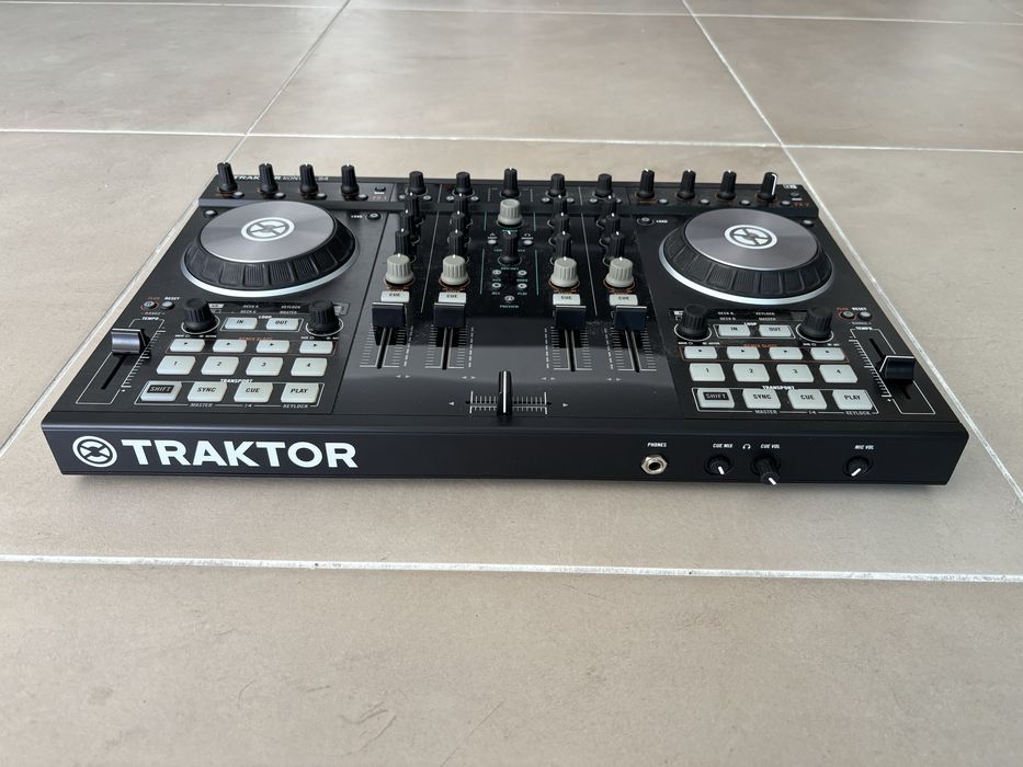 Vendo TRAKTOR KONTROL S4 MK2 – DJ Controller Profissional