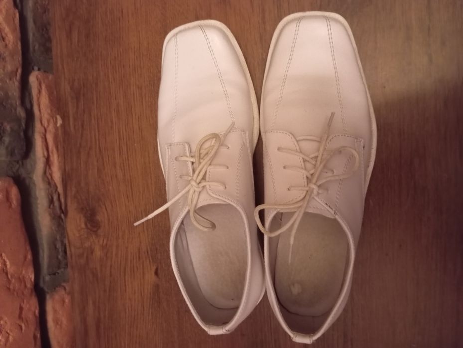Białe buty eleganckie