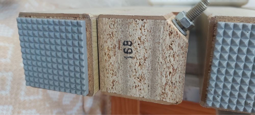 Mesa de jantar em madeira (cadeiras não incluidas)