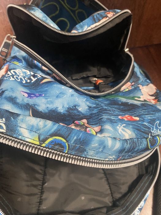 Mochila azul com estampa de cães