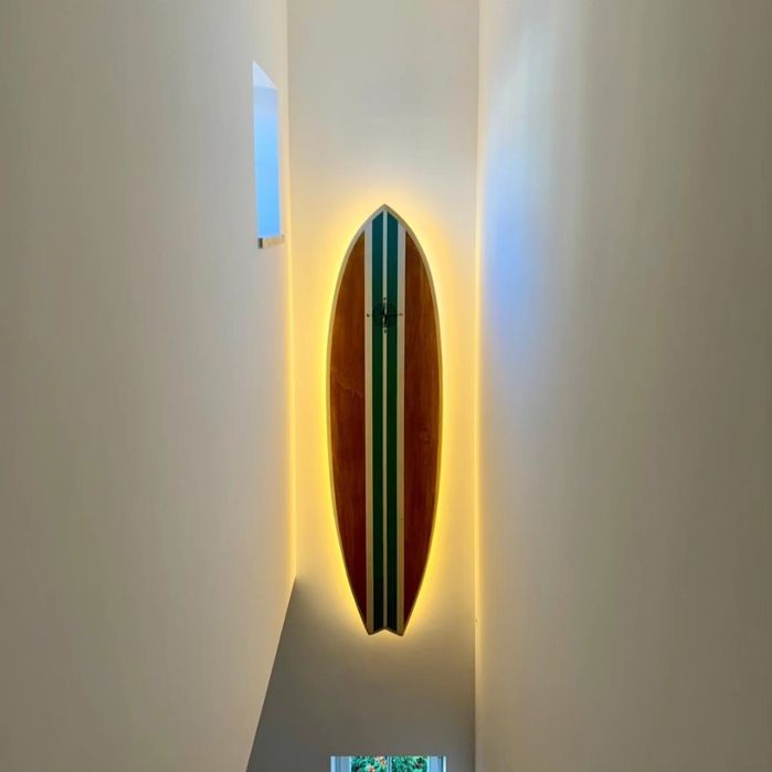 Prancha de surf iluminada de madeira