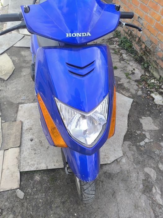 Honda lead scv100