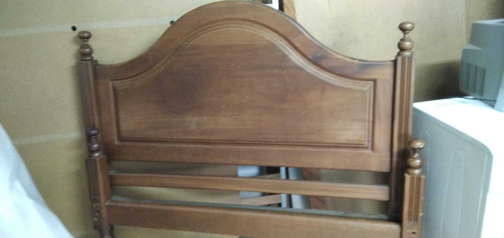 Quarto - cama, mesinhas, cómoda e guarda-fatos