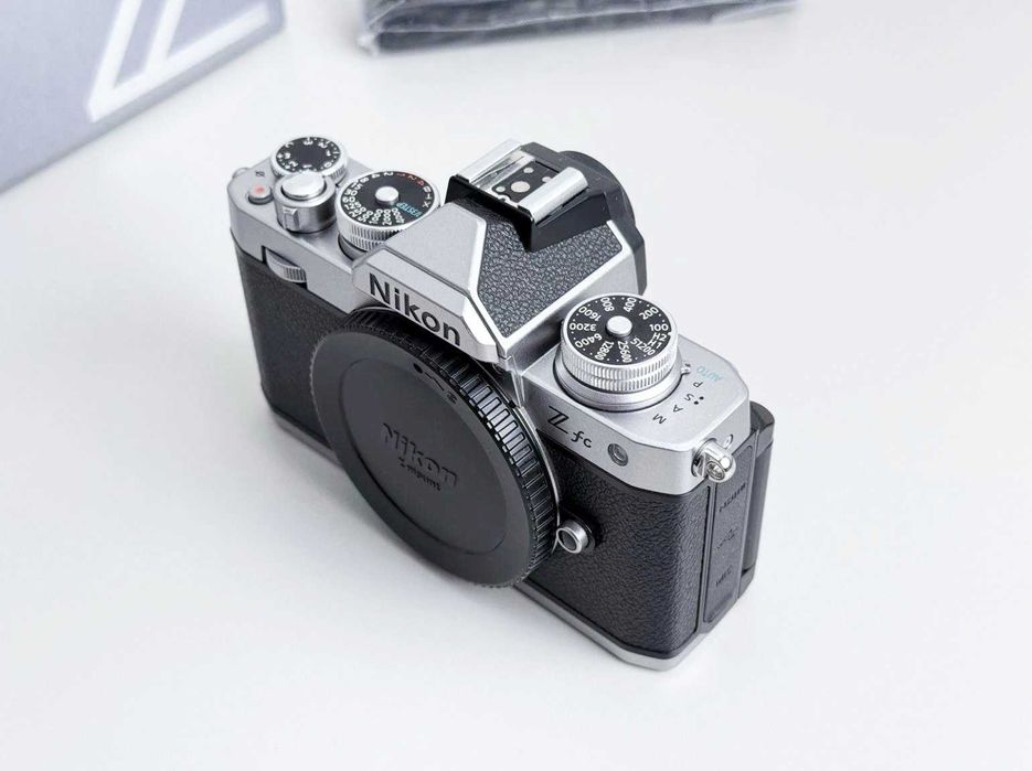 Nikon Zfc (seminova com adaptador de punho)