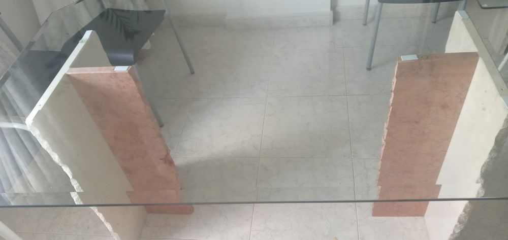 Mesa de Vidro c/Pes de Marmore
