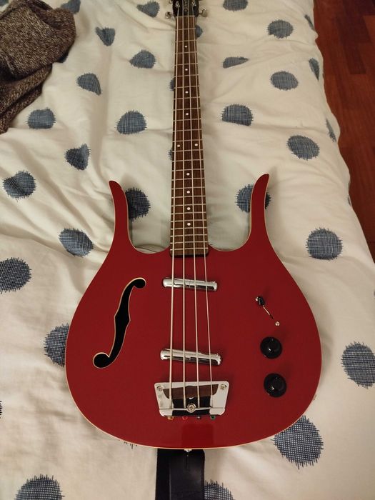 Baixo danelectro, amp fender, Pedais Teisco, Darkglass, Jam Pedals e EHX.