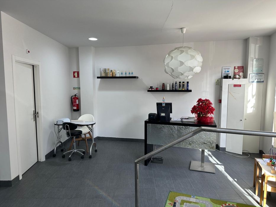 Aluga-se espaço partilhado para unhas de gel