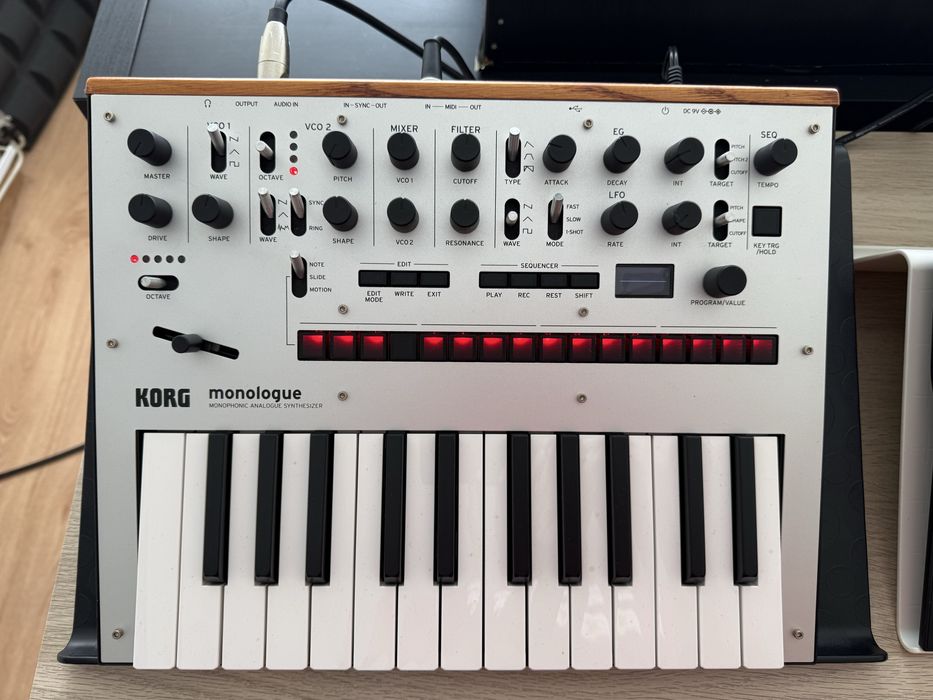 Korg Monologue + carregador korg (aceito troca por novation bass station 2)