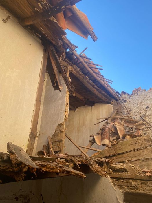 Casa em ruina com 2 pisos