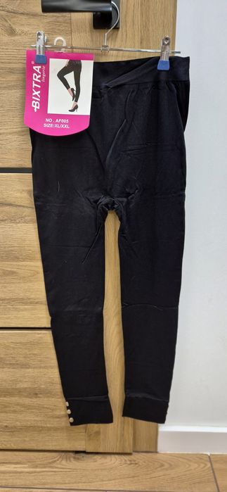 Leginsy z ozdobnymi guziczkami