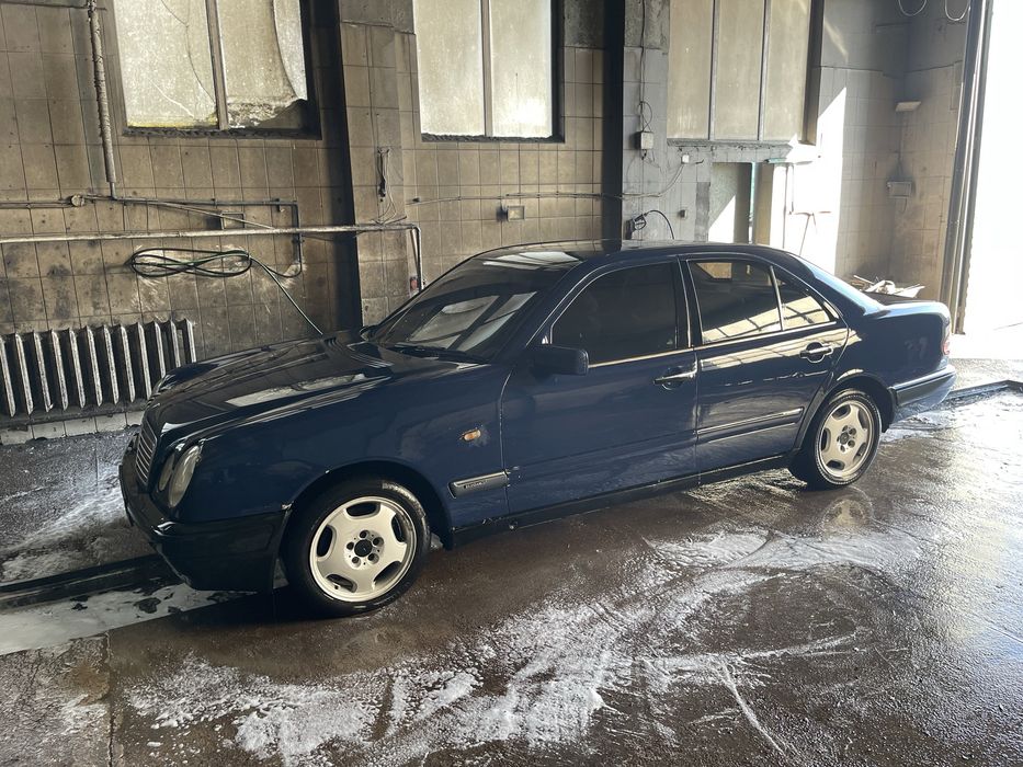 мерседес 210 є240. 1999 року газ бенз
