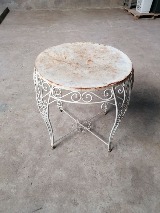 Vendo mesa antiga toda em ferro trabalhado mais um fogão a gás natural a funcionar bem