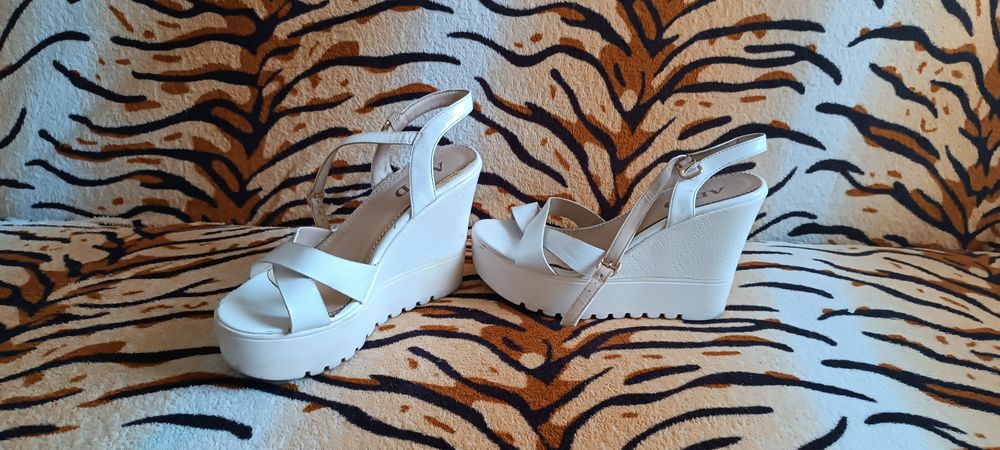 Босоножки женские