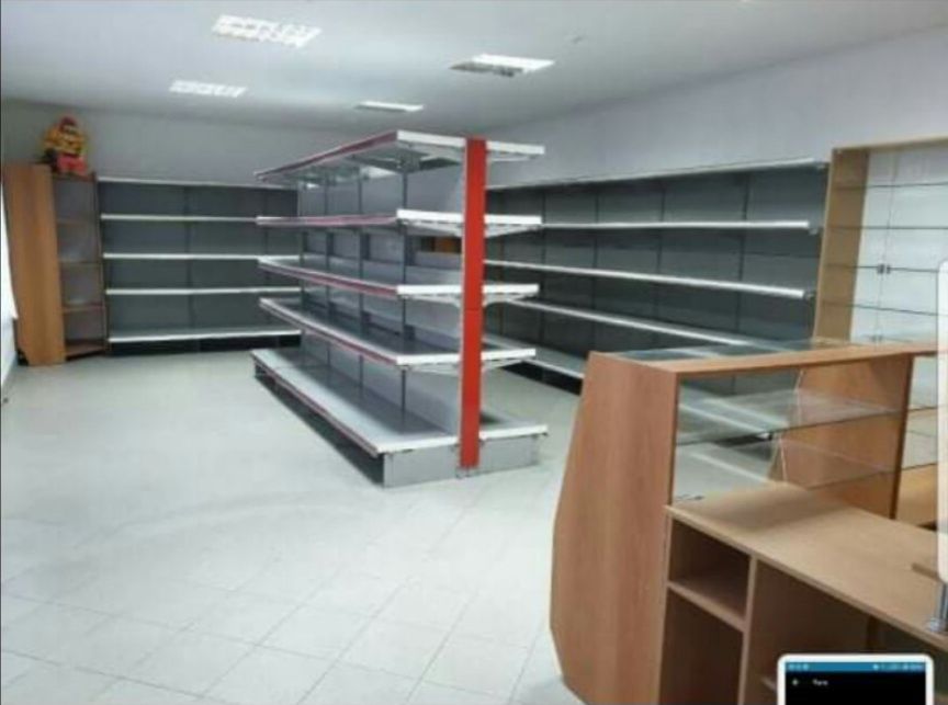 Трьохповерхова комерційна будівля, просторі  зали для торгівлі