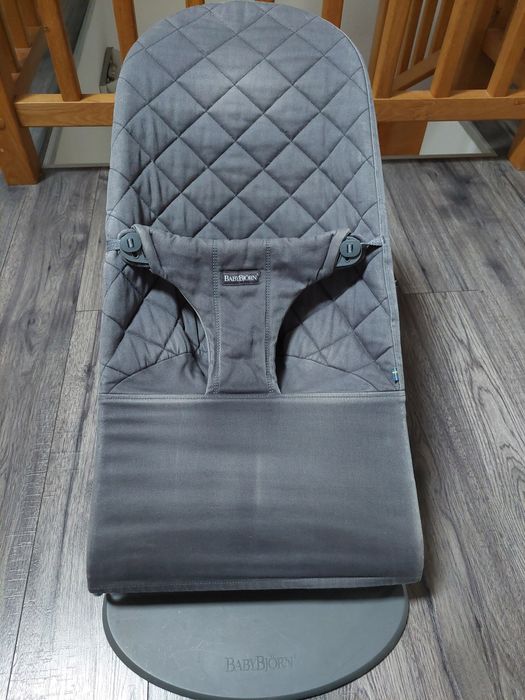 Leżaczek BABYBJORN z zabawką