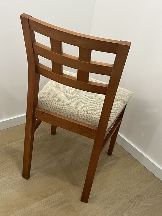 Cadeira em madeira cerejeira com almofada bege