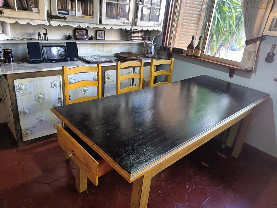 Conjunto rustico de mesa e cadeiras