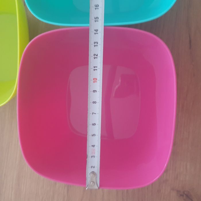 Nowe miseczki plastikowe do żywności