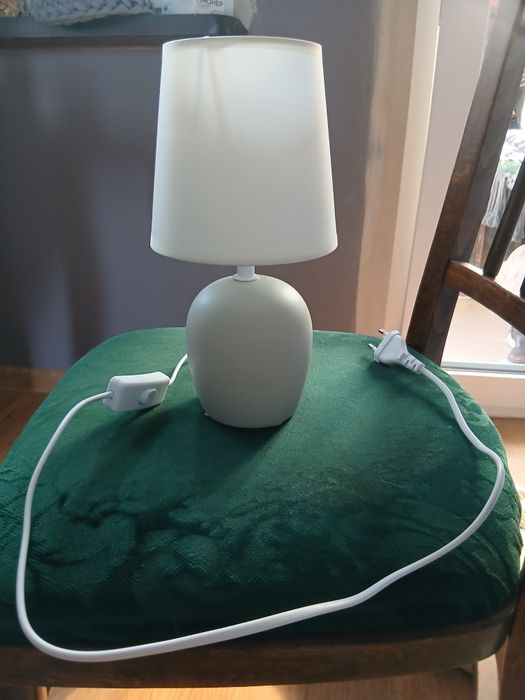 Lampka nocna kremowo-szara tanio