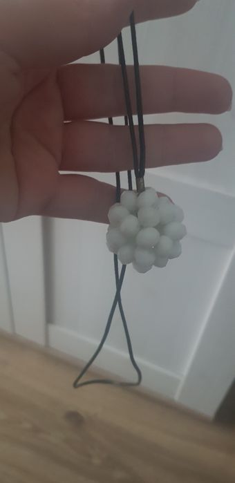 wisiorek, kulka na woskowanym sznurku