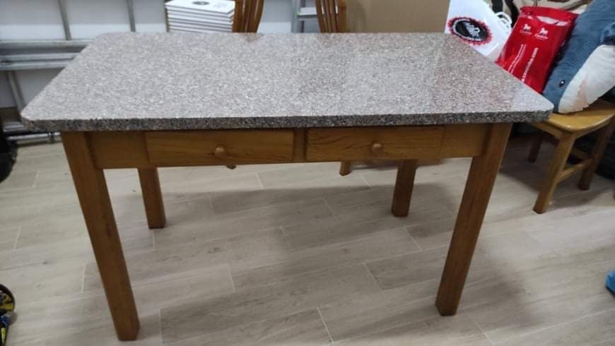 Mesa em madeira maciça com tampo em mármore e 4 cadeiras.