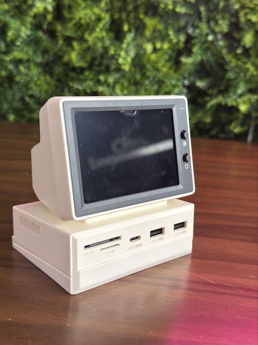 Stacja dokujaca / hub z wyswietlaczem