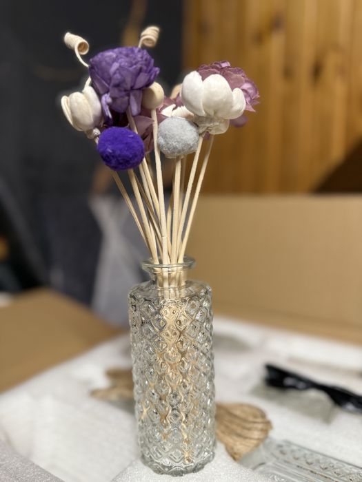 zestaw 12 szklanych wazonów na pąki w różnych kształtach.