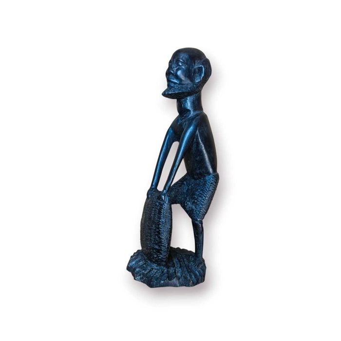 Escultura Africana Madeira – Figura Masculina com Saco (23,5×6,5×8 cm)