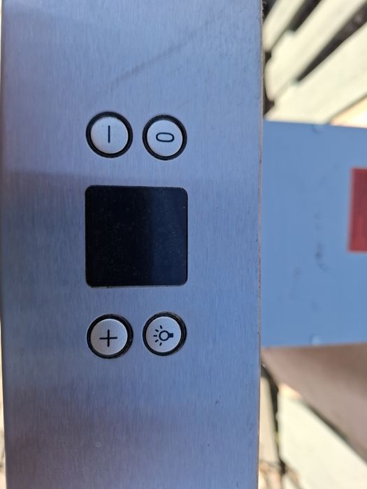 Okap Bosch DKE645E i parapet okienny