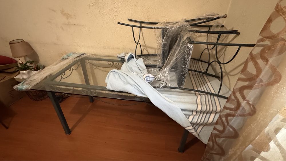 Mesa de vidro + 4 cadeiras
