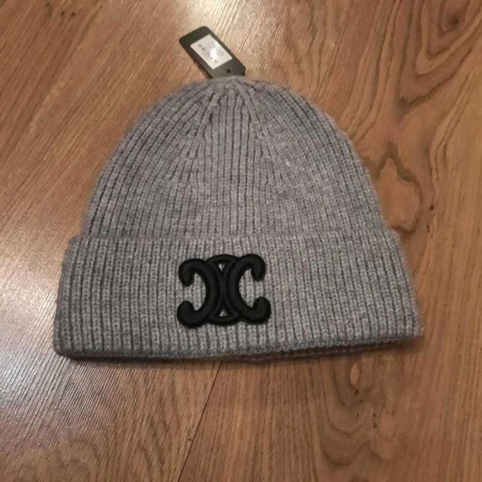 Szara czapka, haftowane czarne logo-znaczek