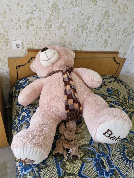 Великий плюшевий ведмедик