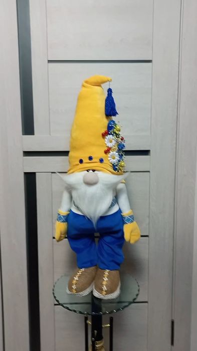 Гном ручно їроботи.  Гном в жовто блакитному кольорі .