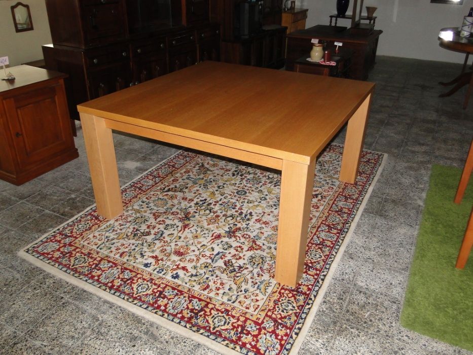 Mesa quadrada em madeira maciça - para sala ou escritório