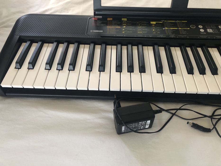 Teclado Yamaha PSR-F52 Portátil - Preto
